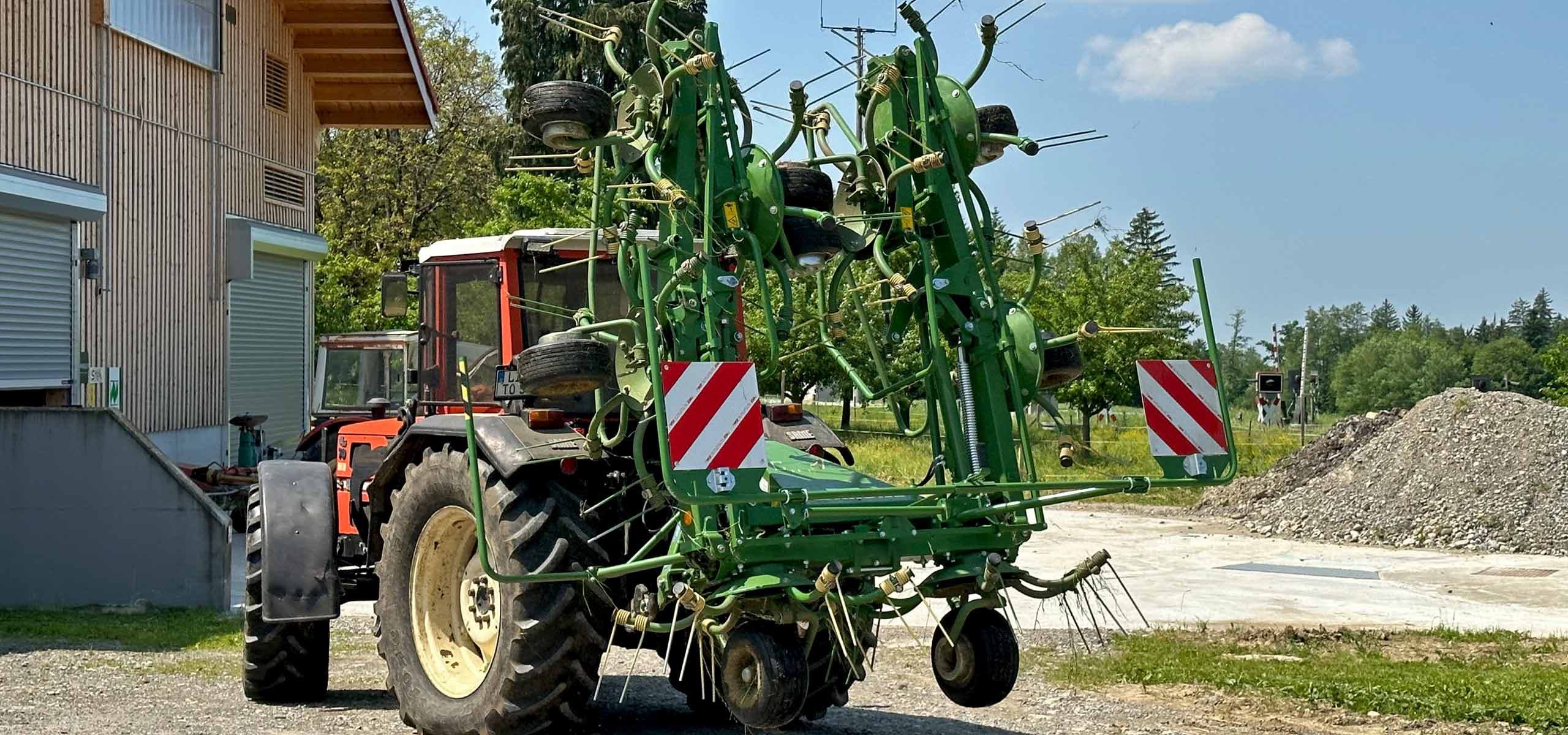 Traktor mit Heuschwader