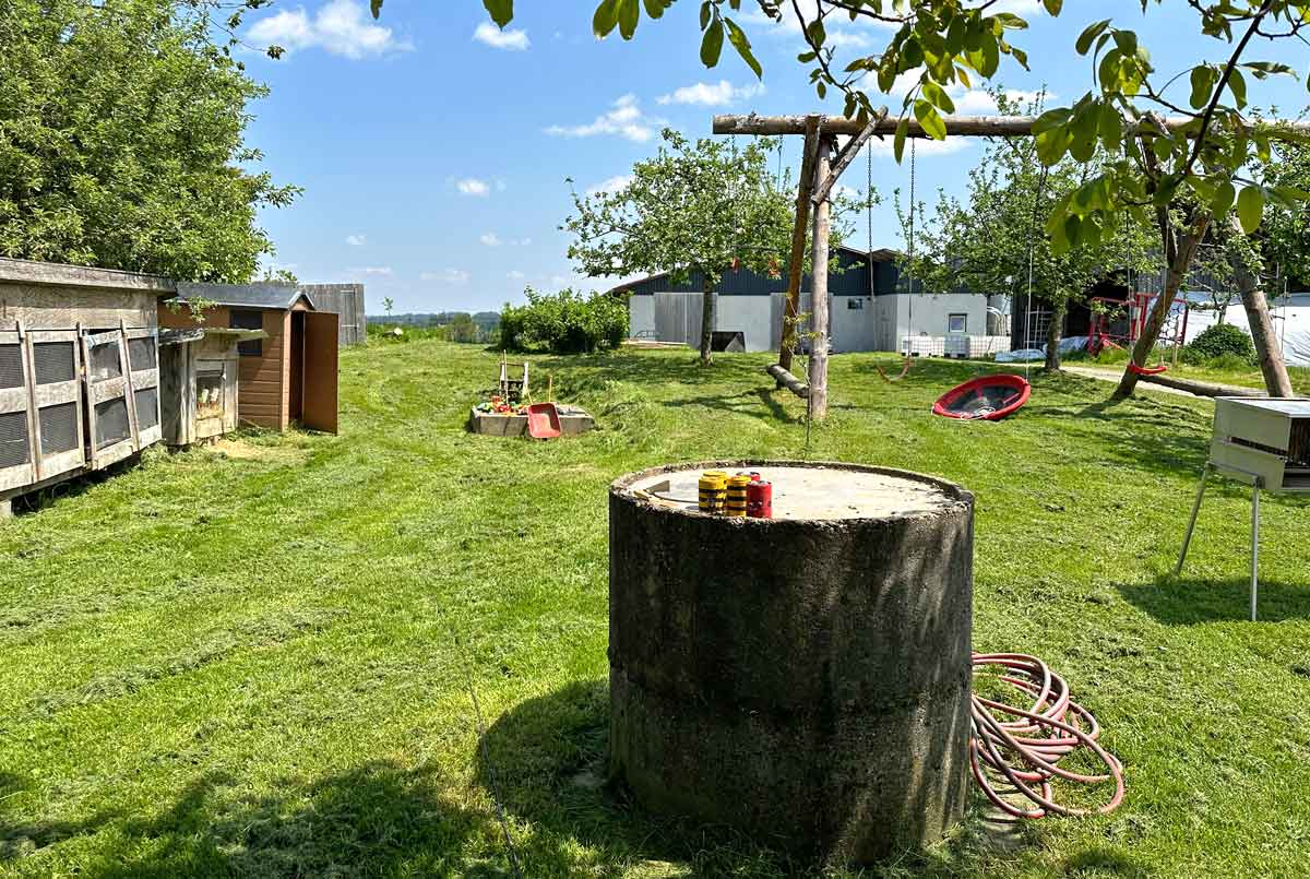 Kinderspielplatz mit Schaukel, Rutsche und Trampolin